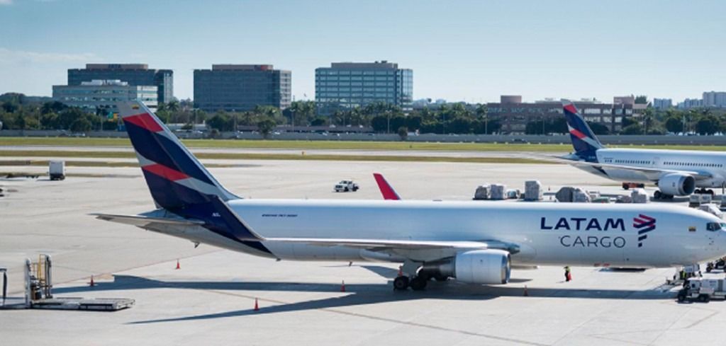 Cargueiro da LATAM Cargo estacionado no pátio do aeroporto.