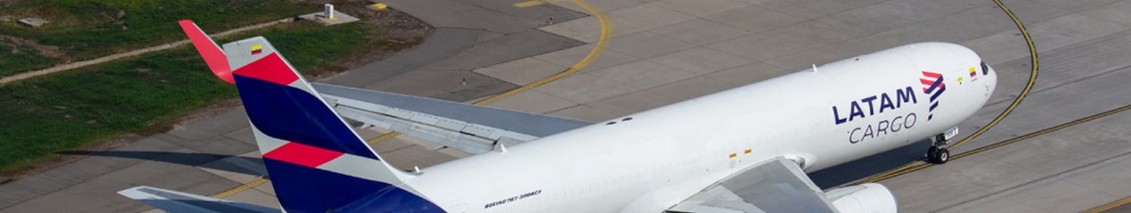 Avião cargueiro Boeing 767 da LATAM Cargo no pátio do aeroporto